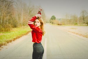 Stef Styles|The Traveller|Dreamy II - A woman on the road.