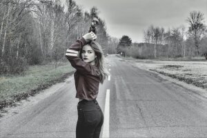 Dark Tones|Desat with blueish - A woman on the road.