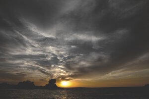 Dark Tones|Moody Orangish - Sunset over lake Victoria. Kisumo / Tanzania