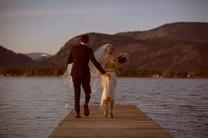 Stef Styles|The Traveller|Tropical Beach 70s - Newlywed at the lake