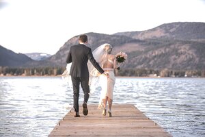 Stef Styles|Interior|Metro Station I Add light - Newlywed at the lake