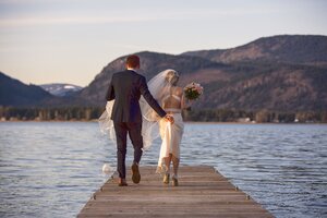 Stef Styles|The Traveller|Dreamy Bright - Newlywed at the lake